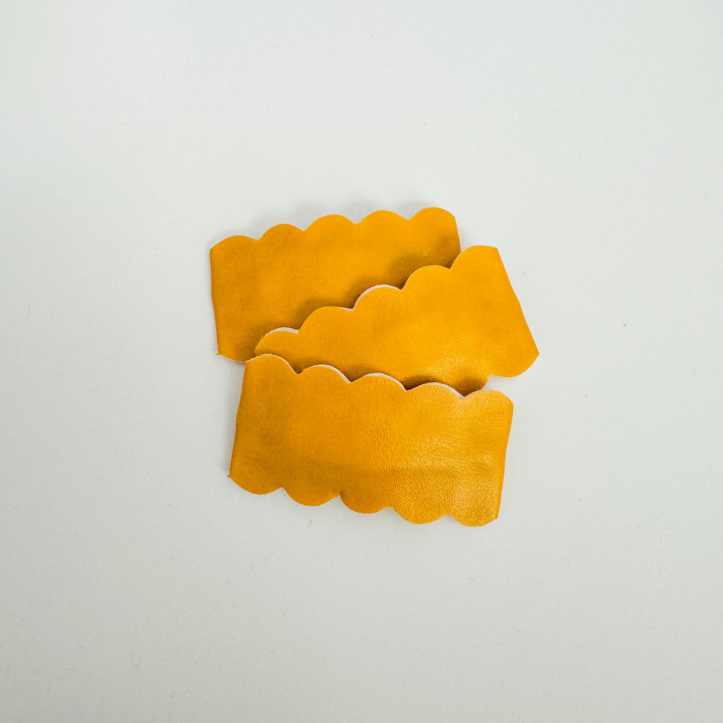 Smooth Mustard Scallop Snap Clips